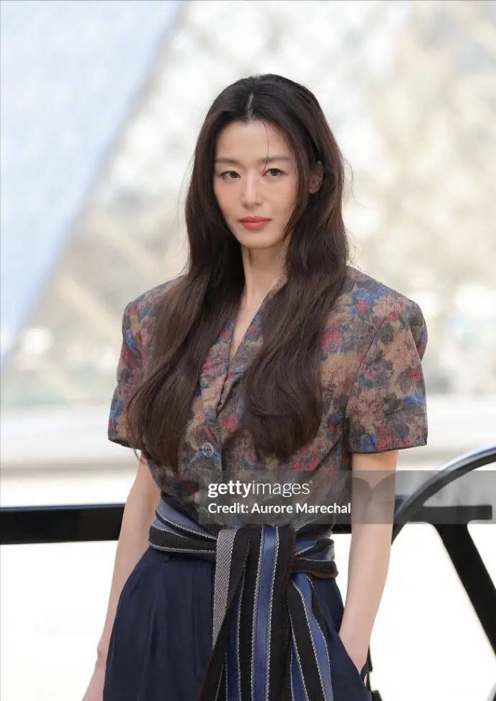 巴黎这一夜,李龙馥像贵族王子、刘亦菲穿土衣服、周冬雨像个男人