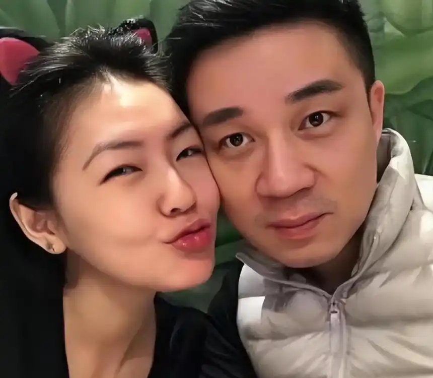 小S深夜街头崩溃大哭！醉酒状态迷离，需两人搀扶，直奔范玮琪家