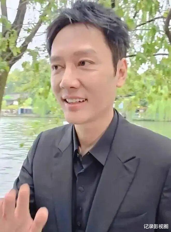 47岁冯绍峰近况曝光！与赵丽颖离婚已经5年，如今尽情享受单身生活