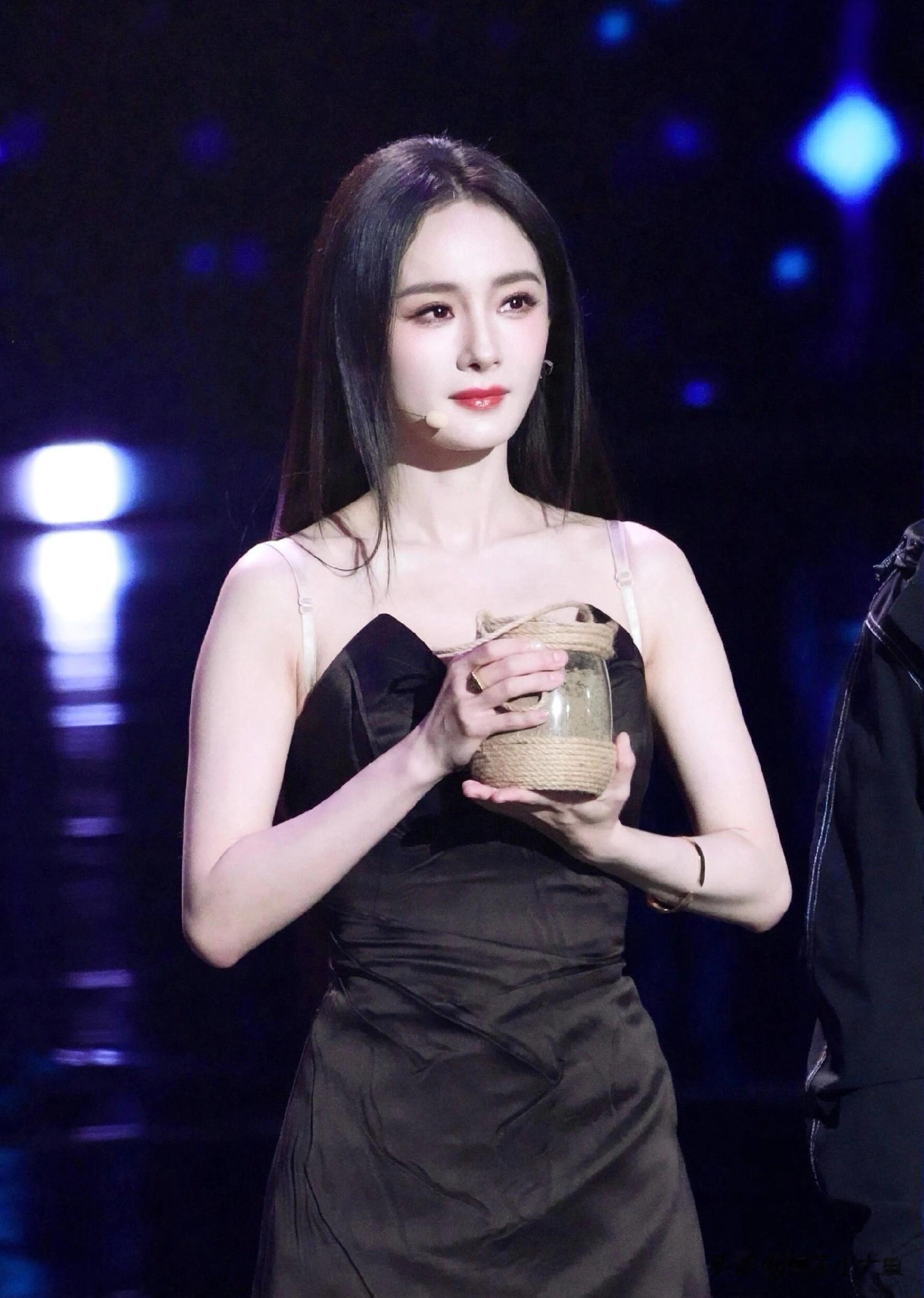 杨幂出席电视剧年度盛典，穿黑色抹胸礼服裙 长发及腰教科书般优雅