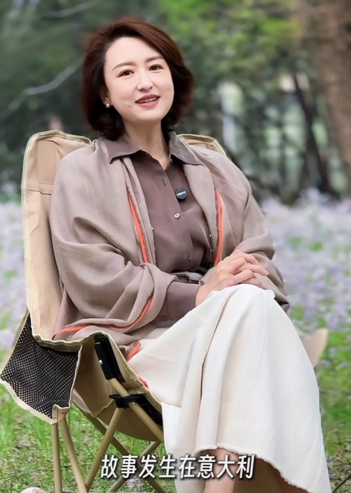 张蕾林间荐书，浅棕衬衫白裙披肩短发温柔知性尽显优雅气质