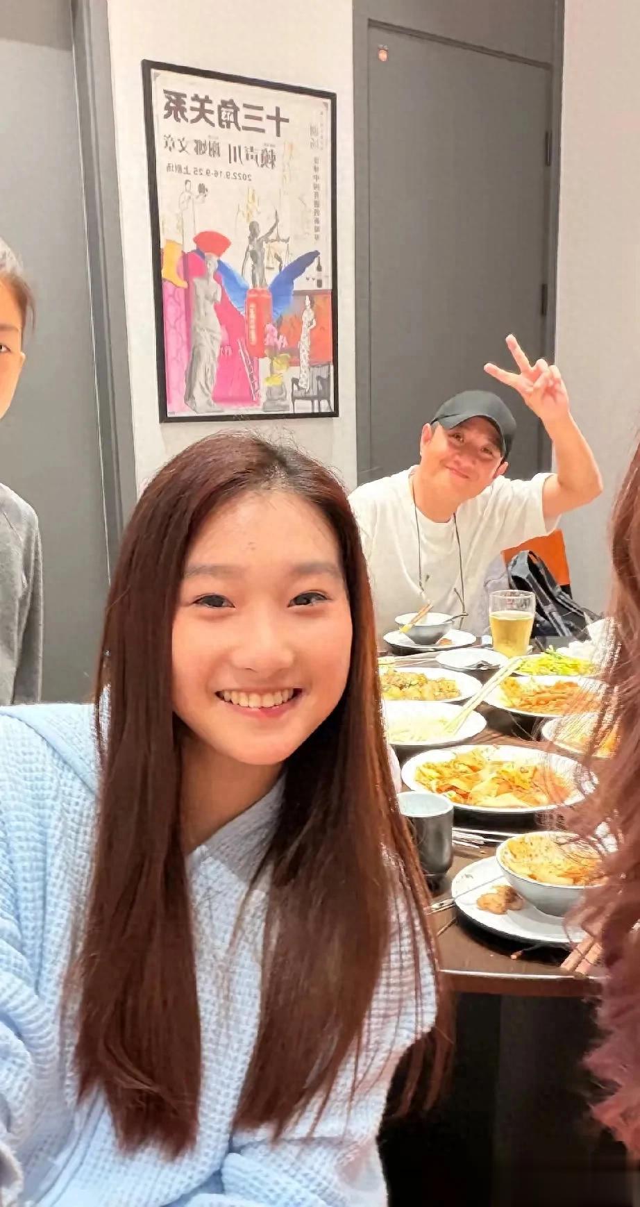 马伊琍女儿爱马又去爸爸文章的店里吃饭了，父女俩感情真好。