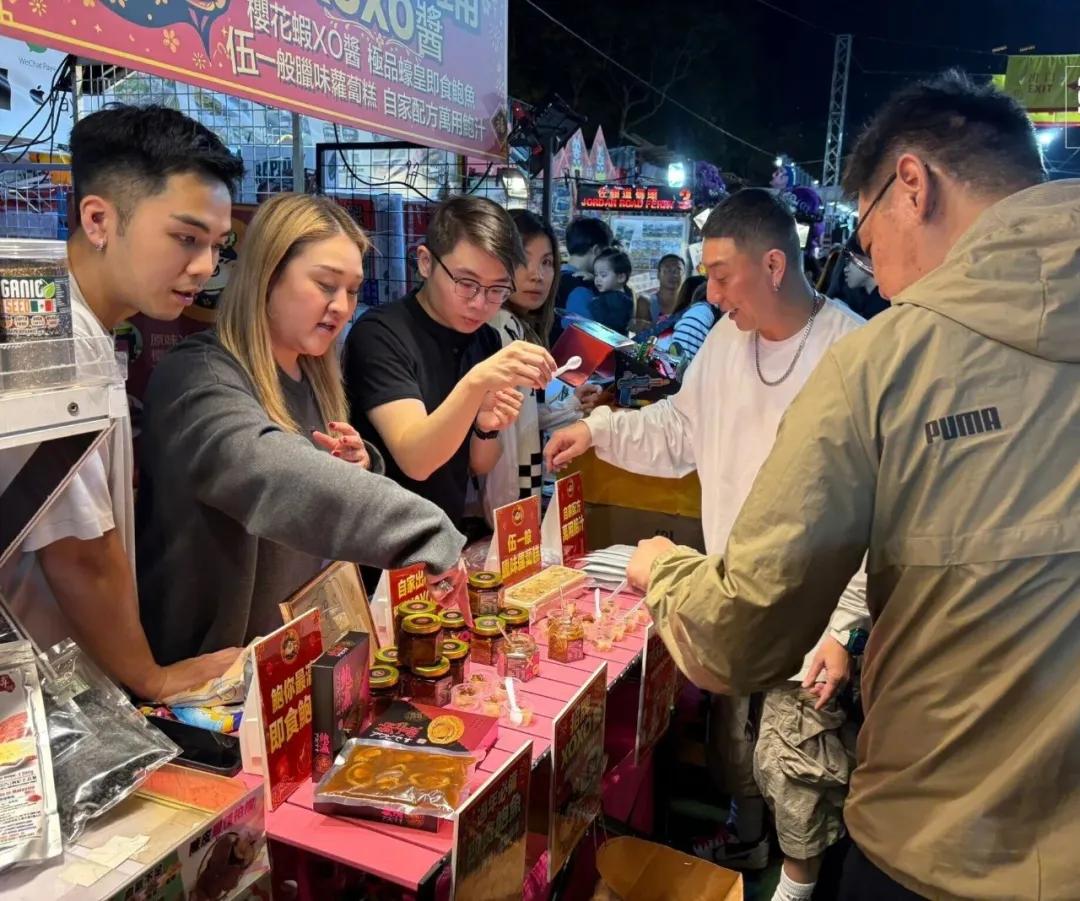 TVB亿万驸马连续两年与老婆年宵摆摊卖货，称现场人多生意不错