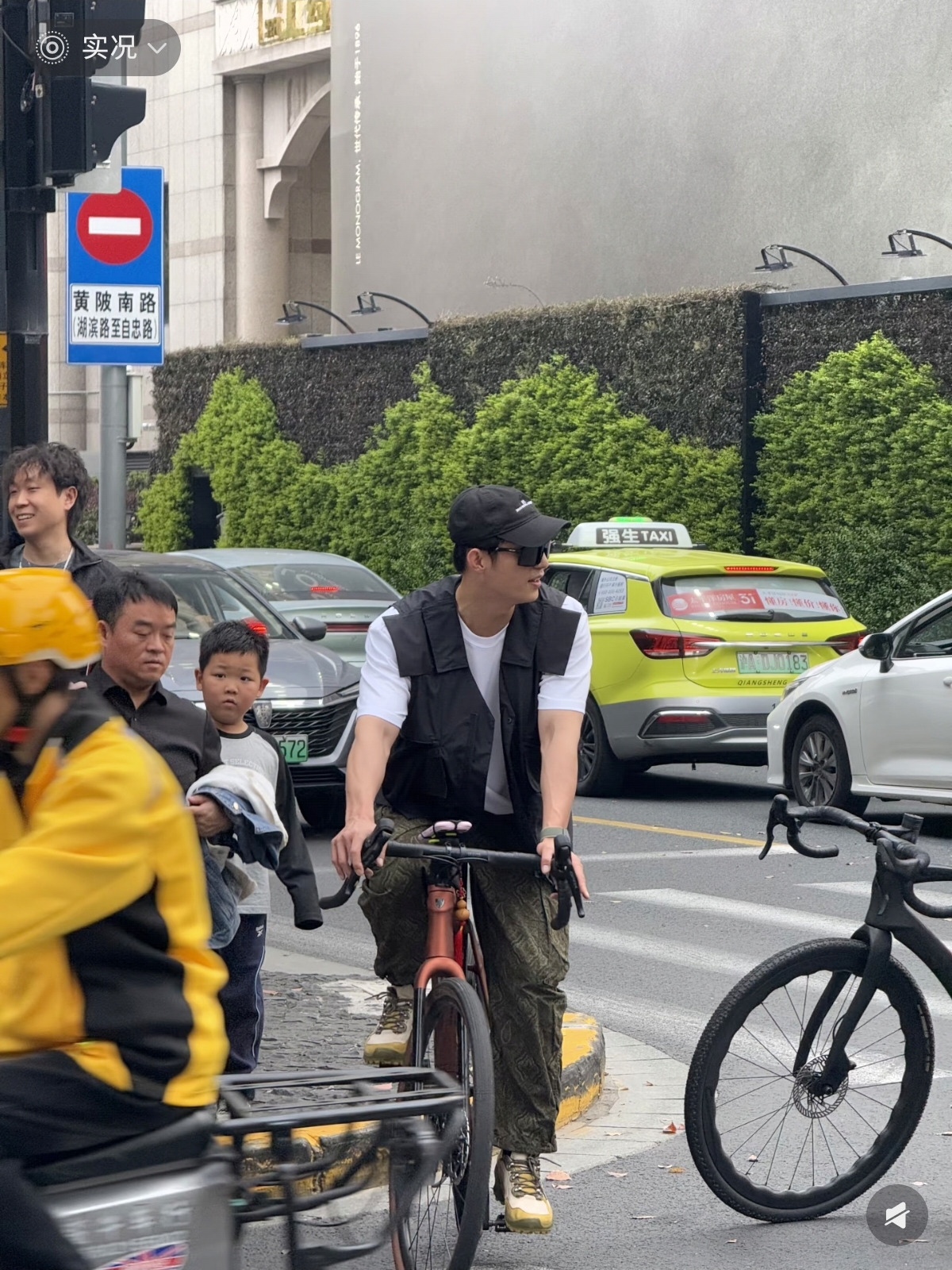又遛弯了！黄景瑜上海街边被偶遇，骑着自行车，本人超级帅呀
