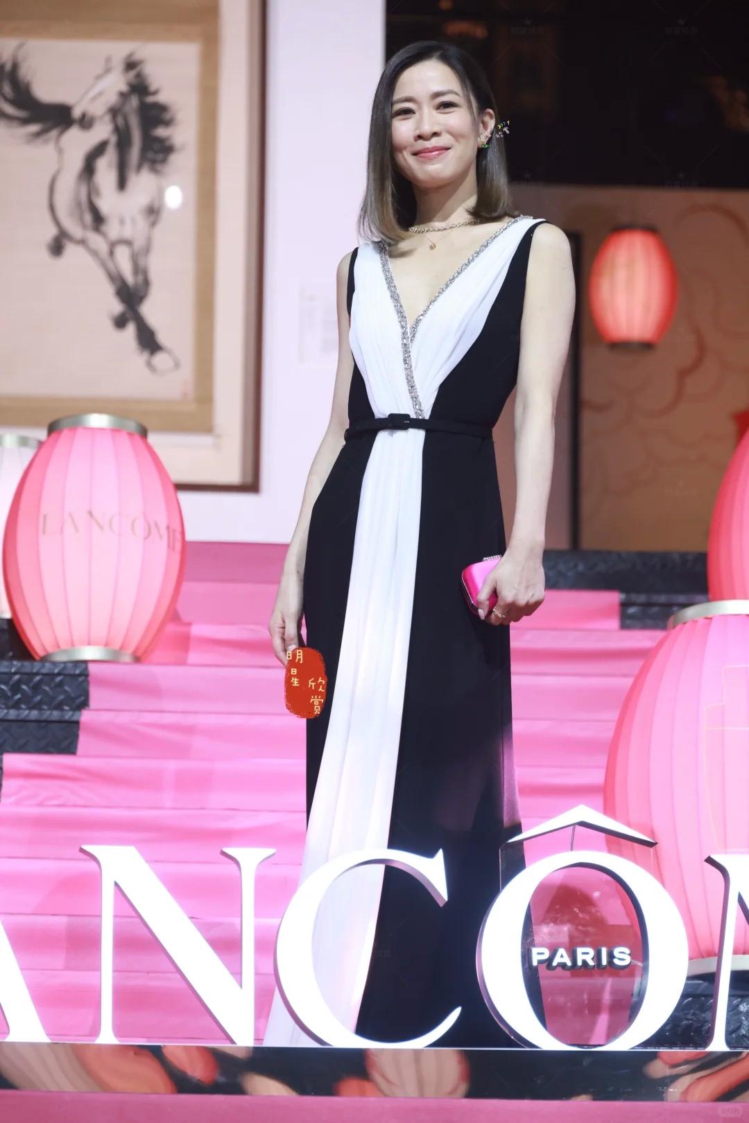 成都这一夜，王玉雯真空，佘诗曼穿深V，却被虎背熊腰的小咖抢镜