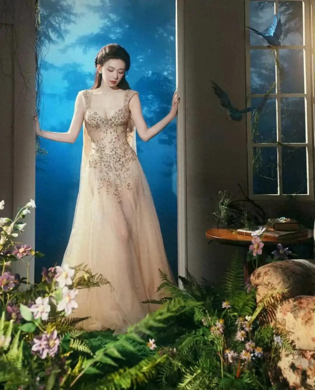 程潇终于肯展示自己的好身材了，微博之夜造型，有种雅典娜的气质