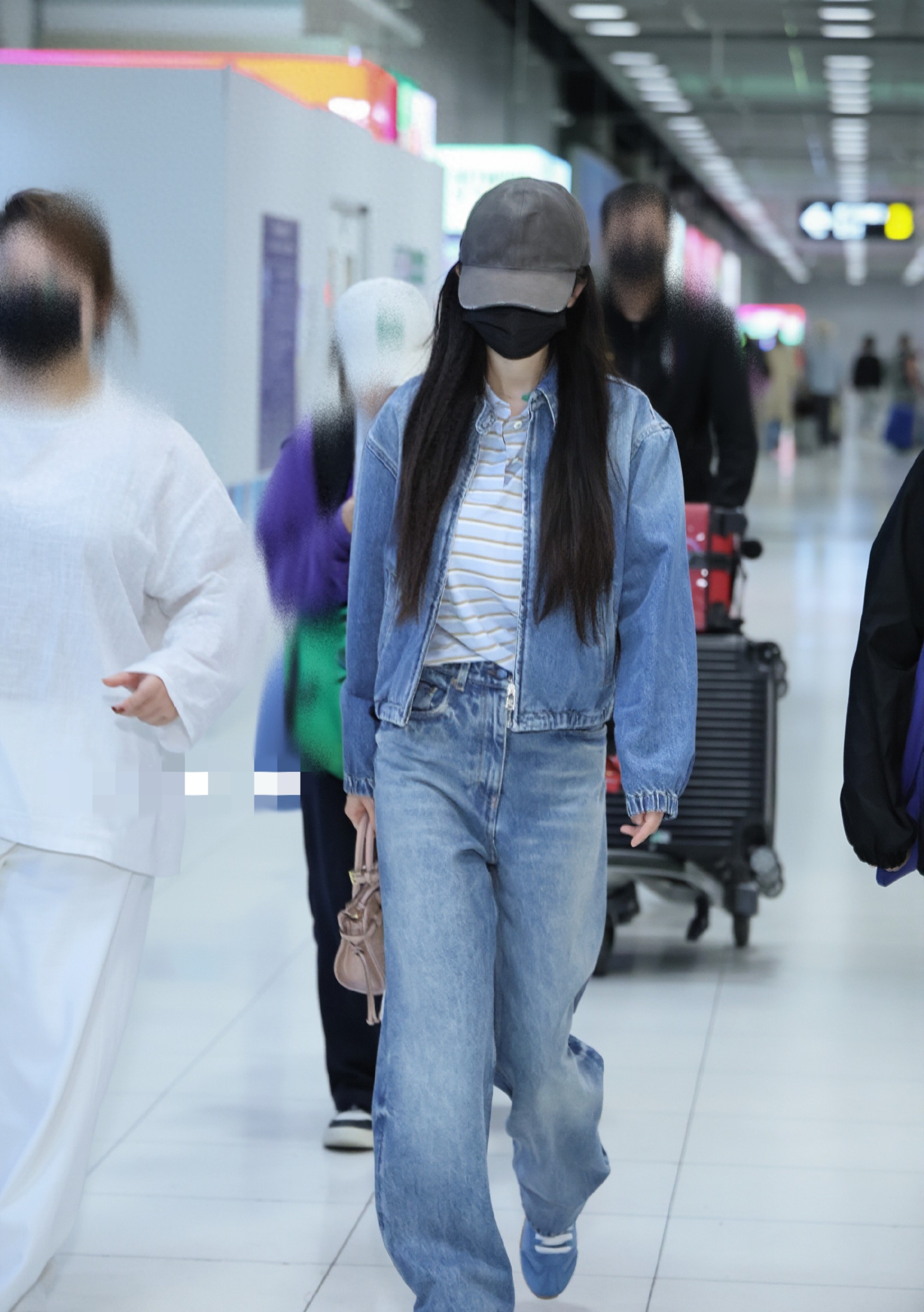 杨幂米兰看秀结束赴泰国拍戏，条纹T恤搭配牛仔外套，青春靓丽