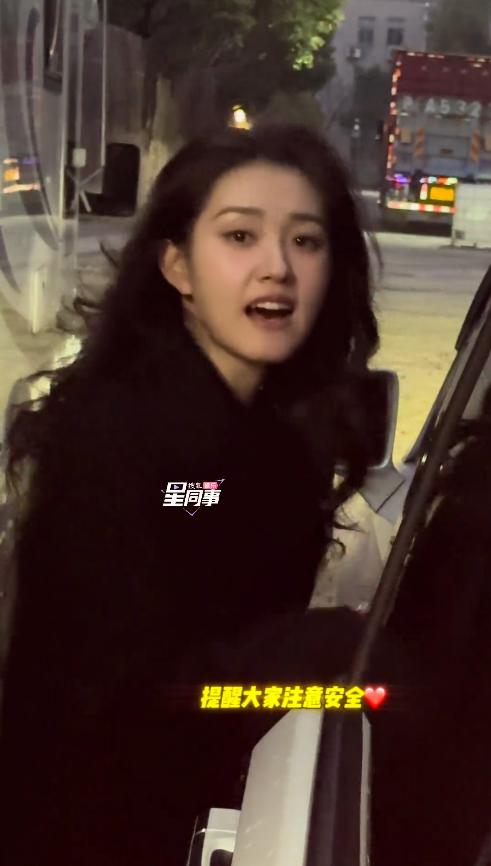 郭宇欣拍戏下班,穿大衣波浪发像港星,五官立体小巧有辨识度