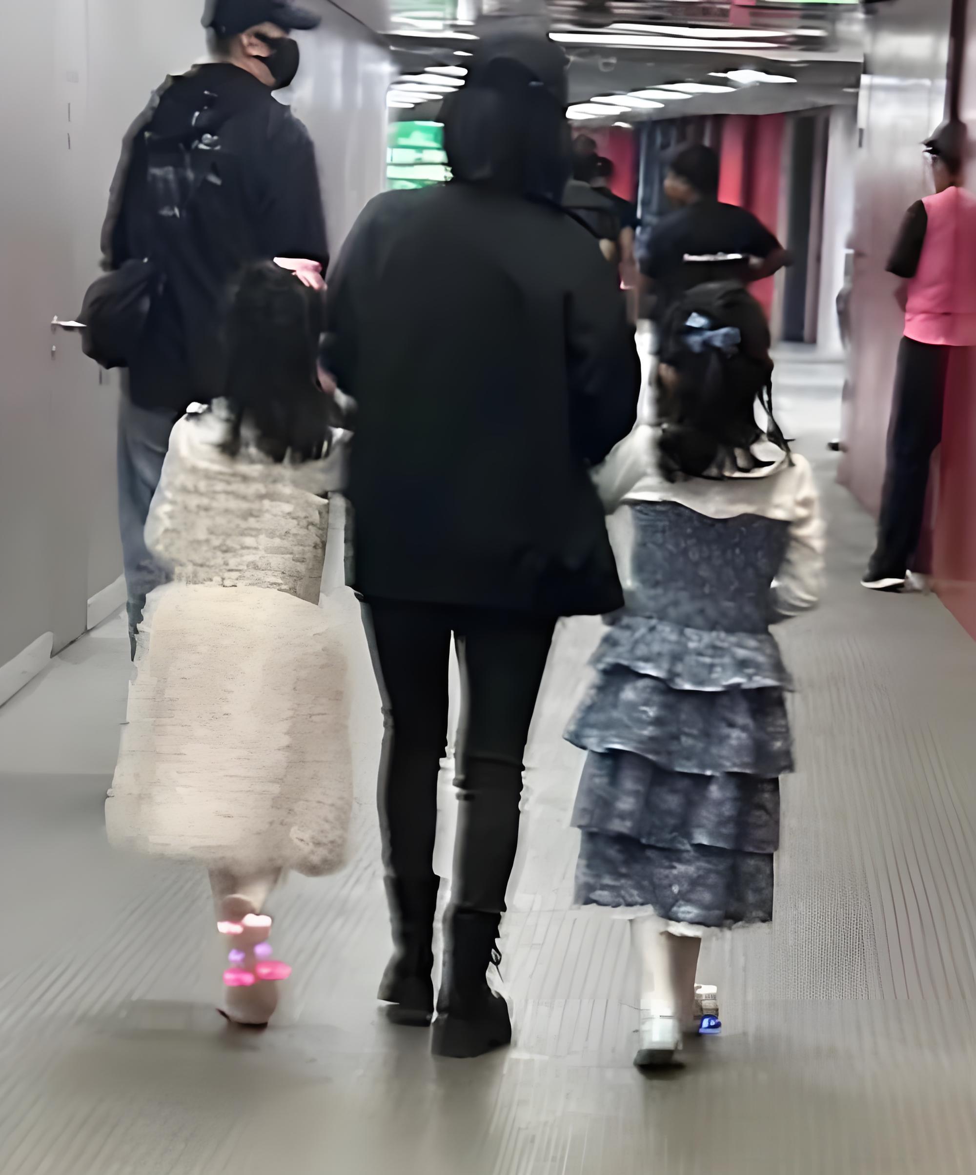 张杰谢娜带女儿游天安门！双胞胎身高瞩目，小咘芽长发及腰像娃娃