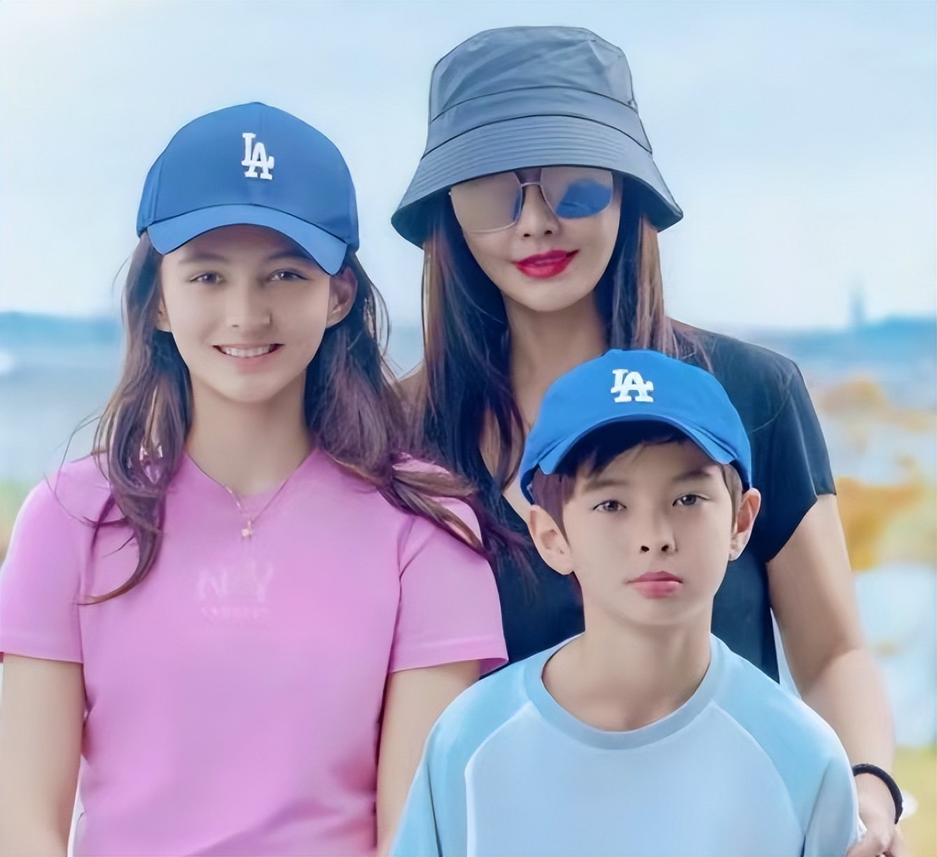 马雅舒晒与儿女合影，孩子颜值碾压一众星二代，过得比吴奇隆潇洒