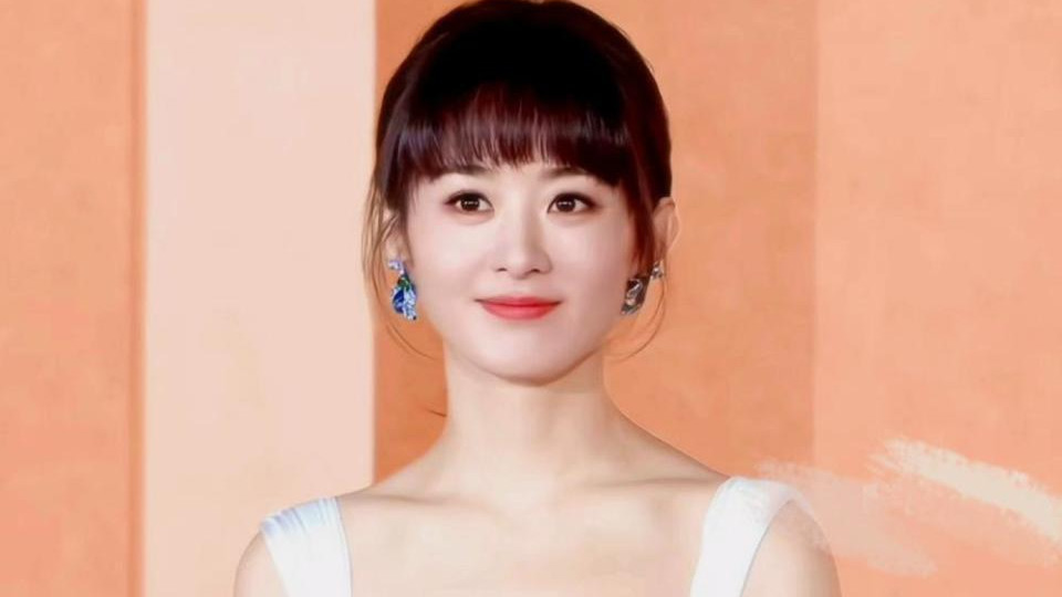 赵丽颖出席《小城大事》发布会，棋盘格流苏长裙搭配齐刘海引热议