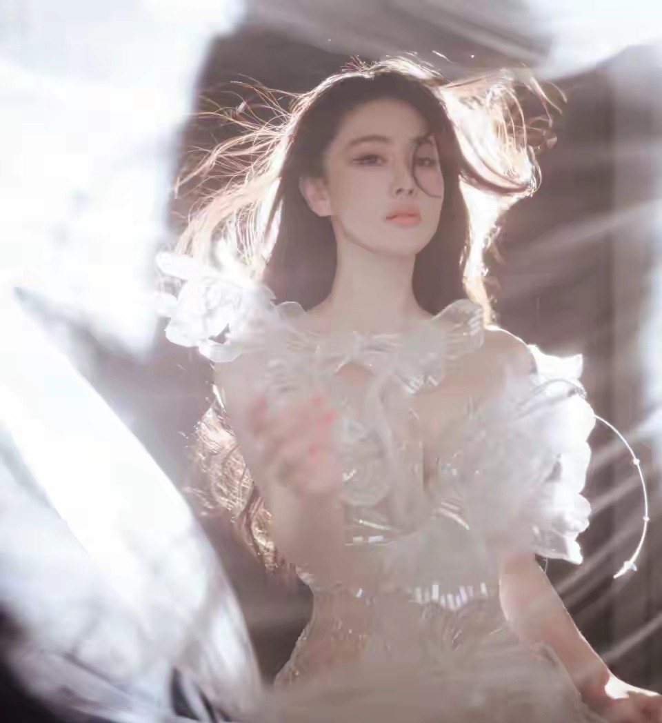 张馨予穿白裙发古墓派三字，网友：这哪是营业，分明是下凡打卡！