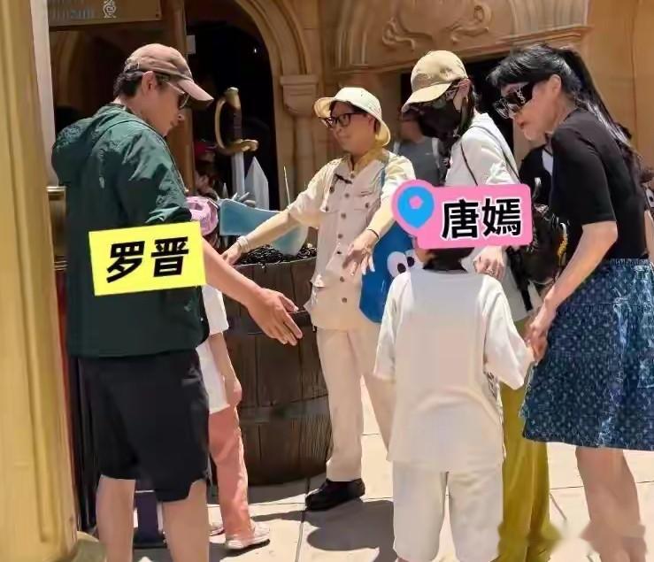 罗晋唐嫣罕见同框，一起带女儿看电影破离婚传闻，还是挺幸福的
