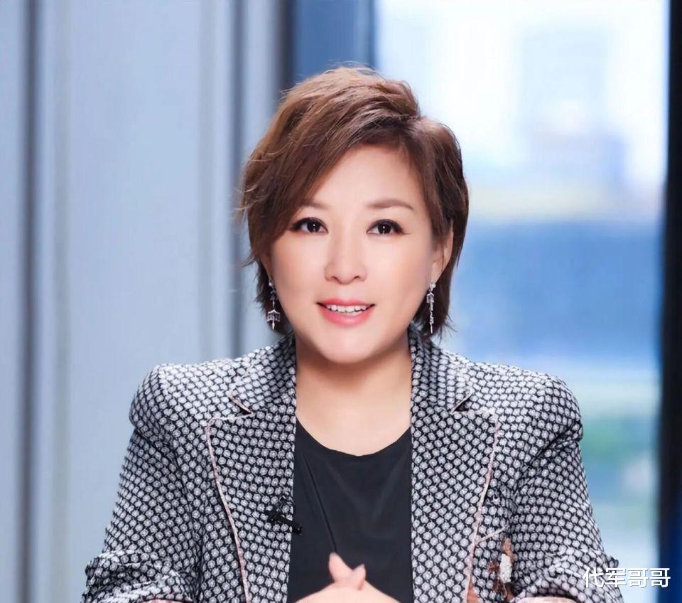 55岁李静近况曝光！与戴军牵手老公不吃醋，23岁女儿比她还漂亮