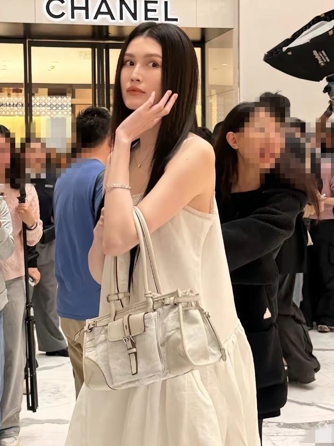 何穗雎晓雯同框出席活动！线下生图白到发光，俩超模“辣妈”好美