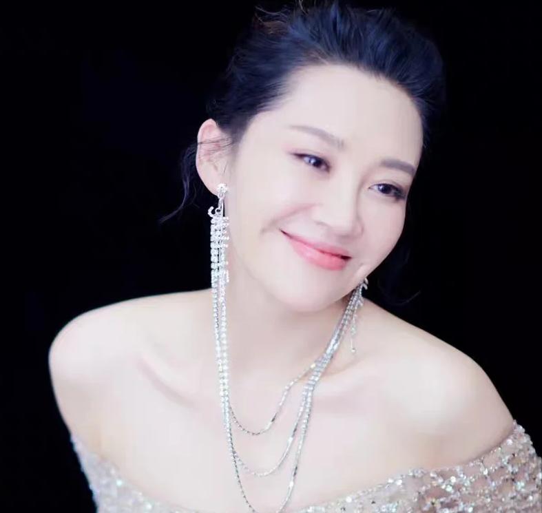 她一生“风流成性，老少通吃”，撩汉无数，现如今56岁依旧单身