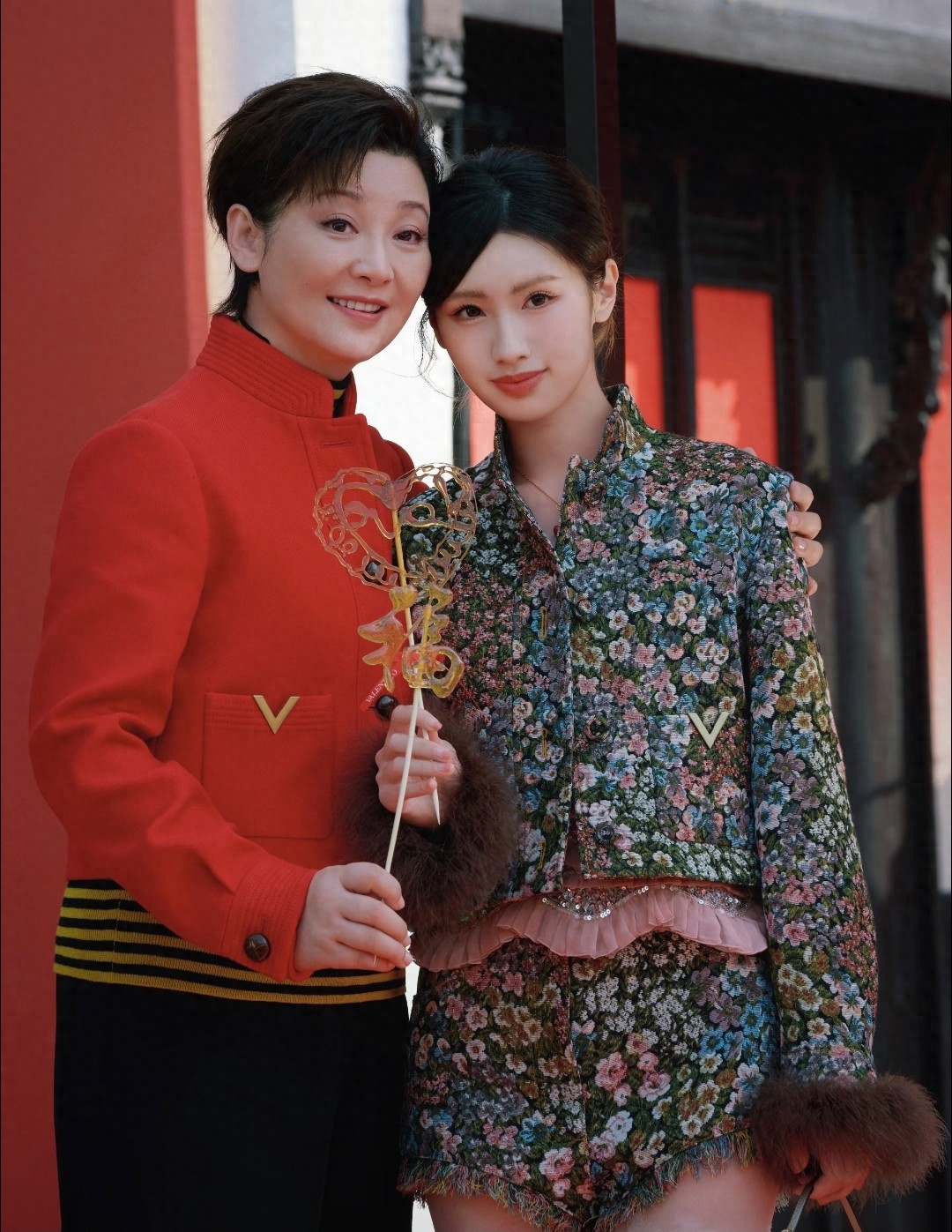 徐帆闺女晒北京别墅，家里装修偏旧但很大，冯小刚夫妻私下很宠她