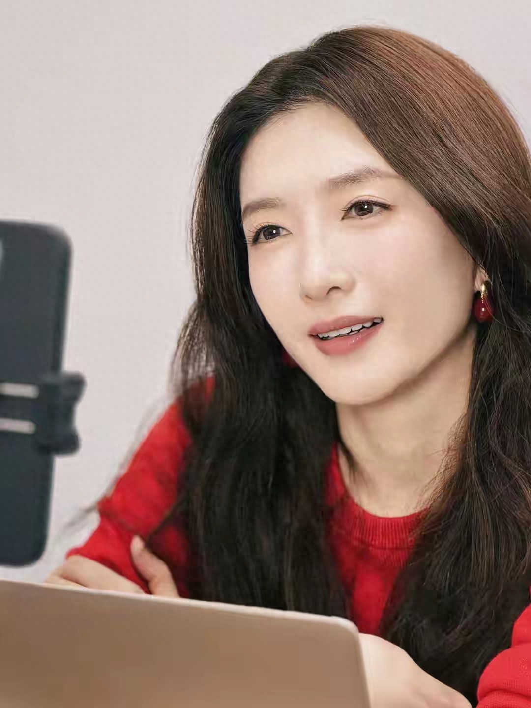 穿红衣的江疏影