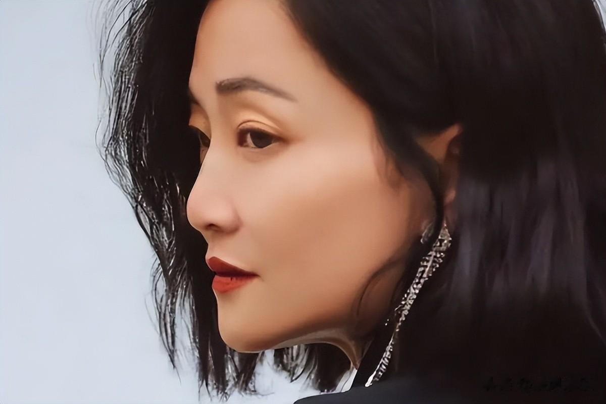 她17岁拿影后,32岁闪婚隐退十年,42岁离婚复出,如今成人间清醒