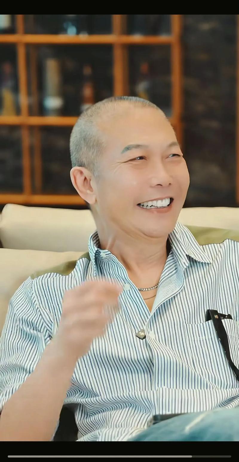 被亲哥哥带入行，如今他一家四口事业有成，哥哥风光不再孤独终老
