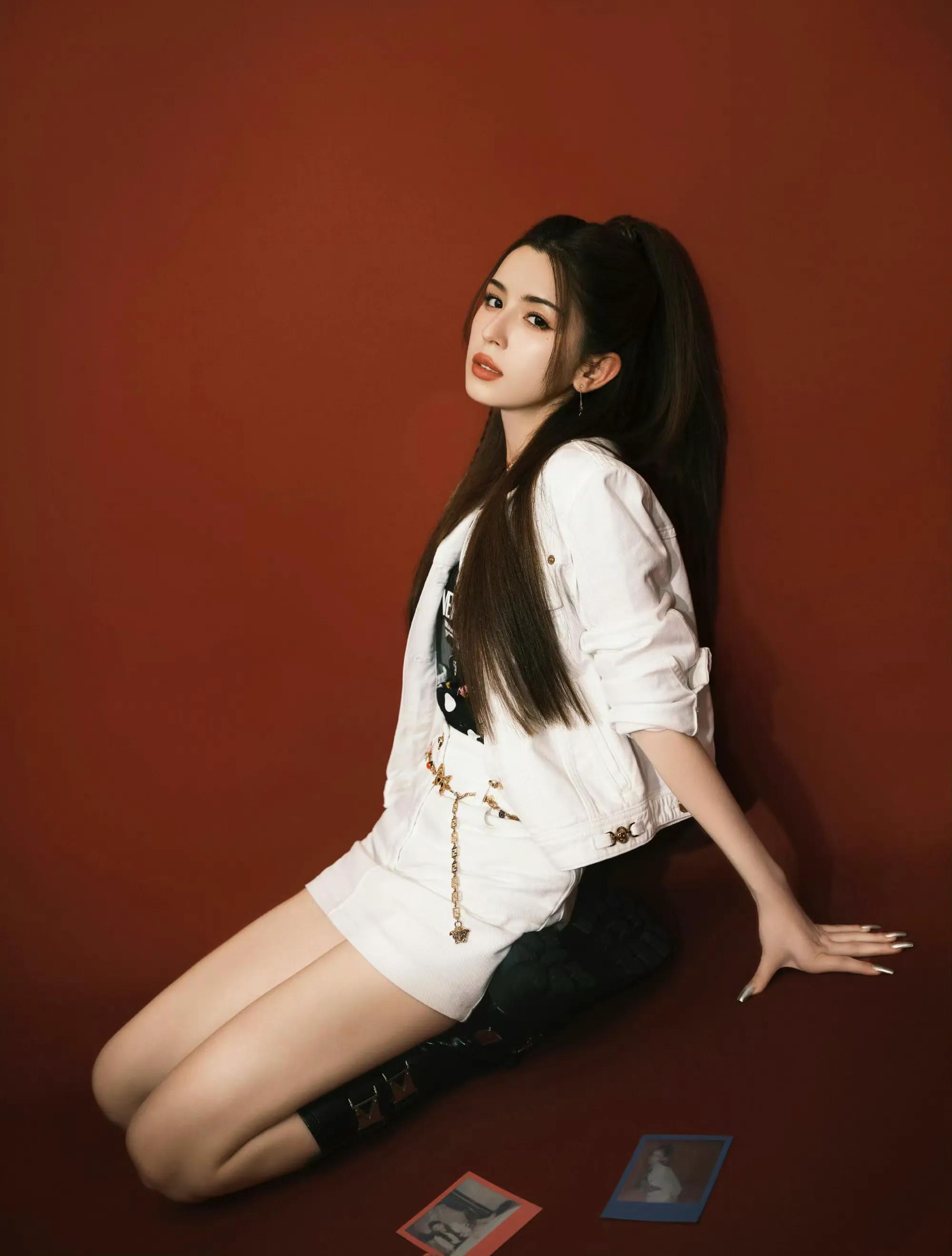 哈尼克孜小白裙甜美迷人