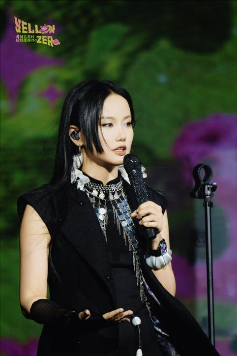 一栋豪宅几只狗，如今独居上海的黄龄，39岁未婚无子活成人间清醒