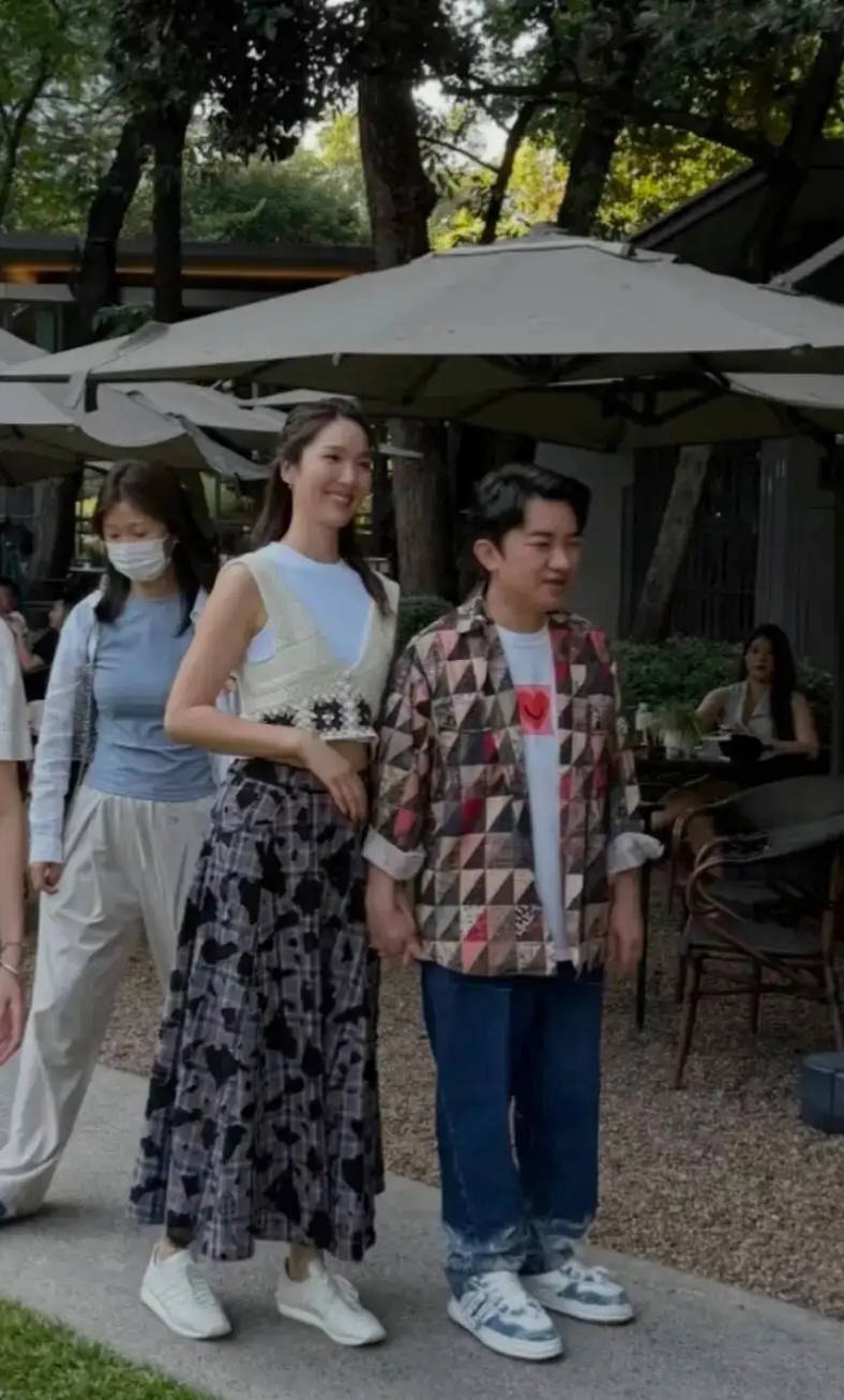 ?王祖蓝夫妇泰国地铁被偶遇 啤酒肚抢镜身高差依旧吸睛