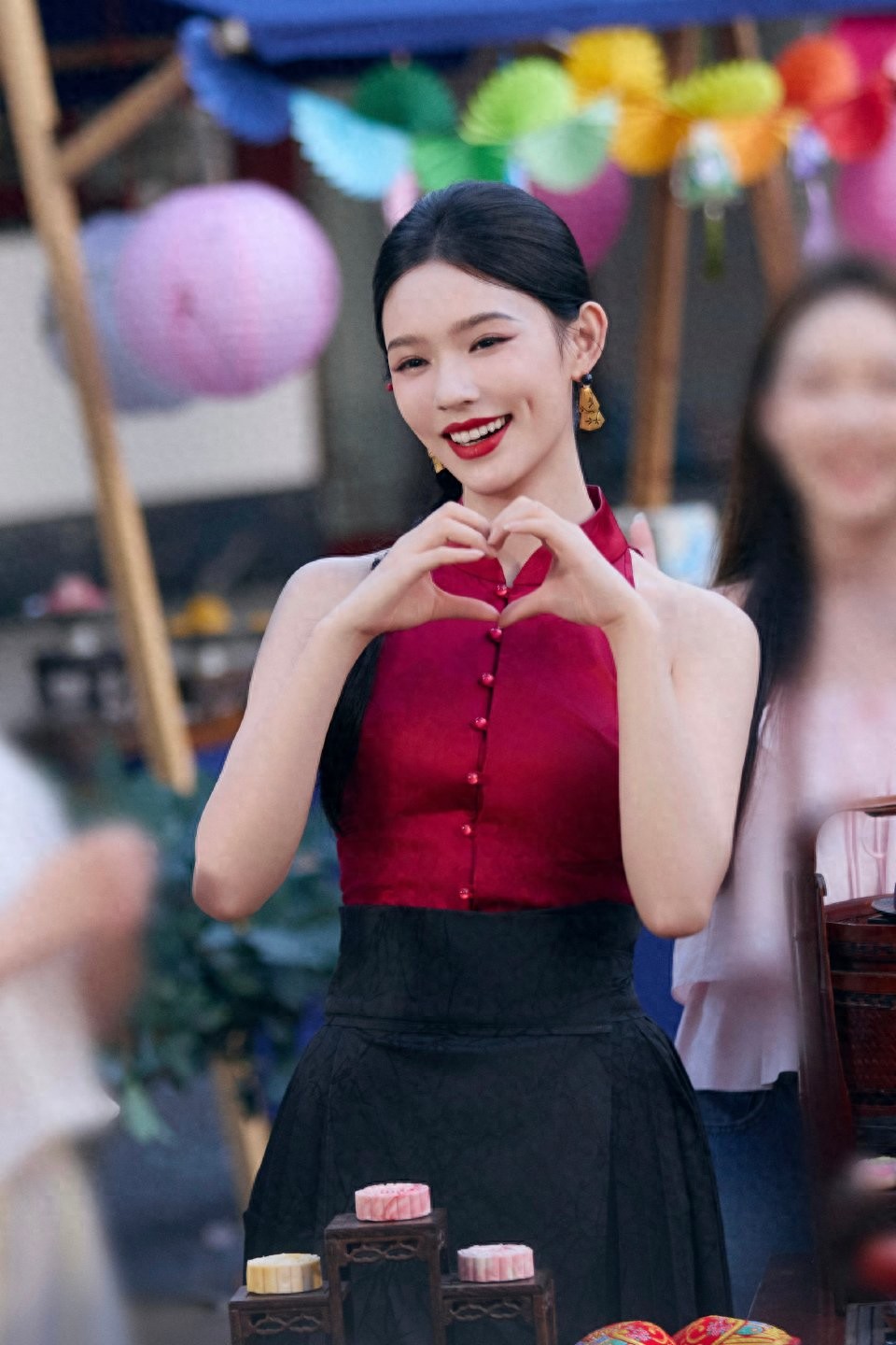 林允 新中式红黑套装太美了