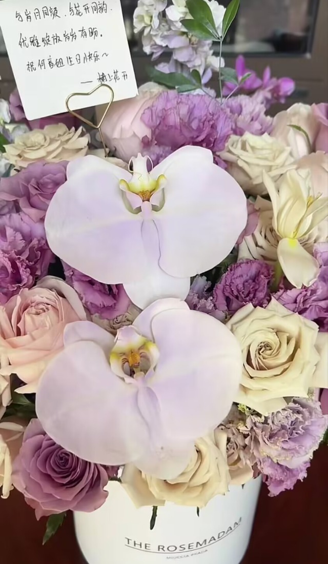 何音喜迎59岁生日，梳双马尾娇俏似少女，儿子比爸爸黄志忠帅多了