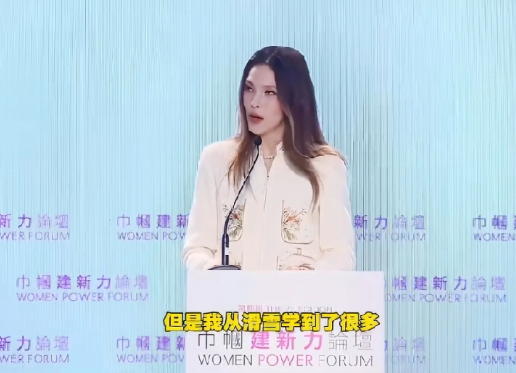 谷爱凌与何超琼罕同框！一身白色套装活力满满，还与特鲁多合过影
