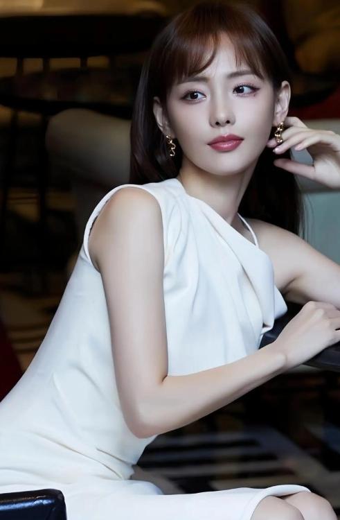 上嫁吞针！“小三”成功上位，买超全家认可，张嘉倪的体面成笑话