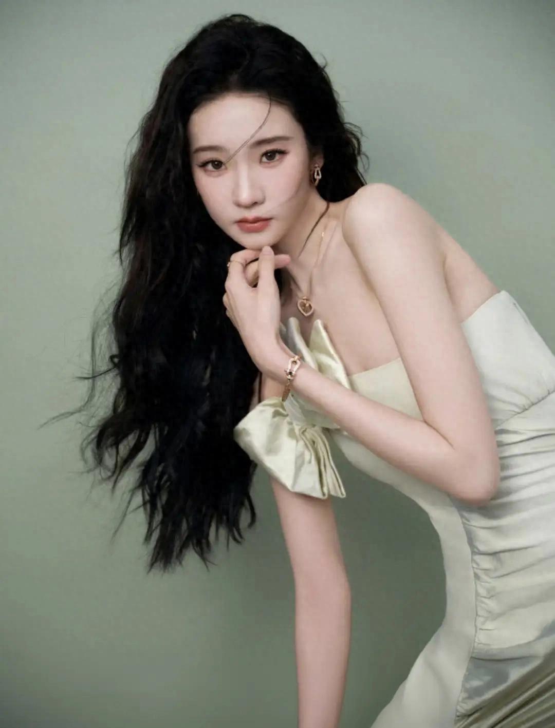 张艺凡，好身材魅力女神