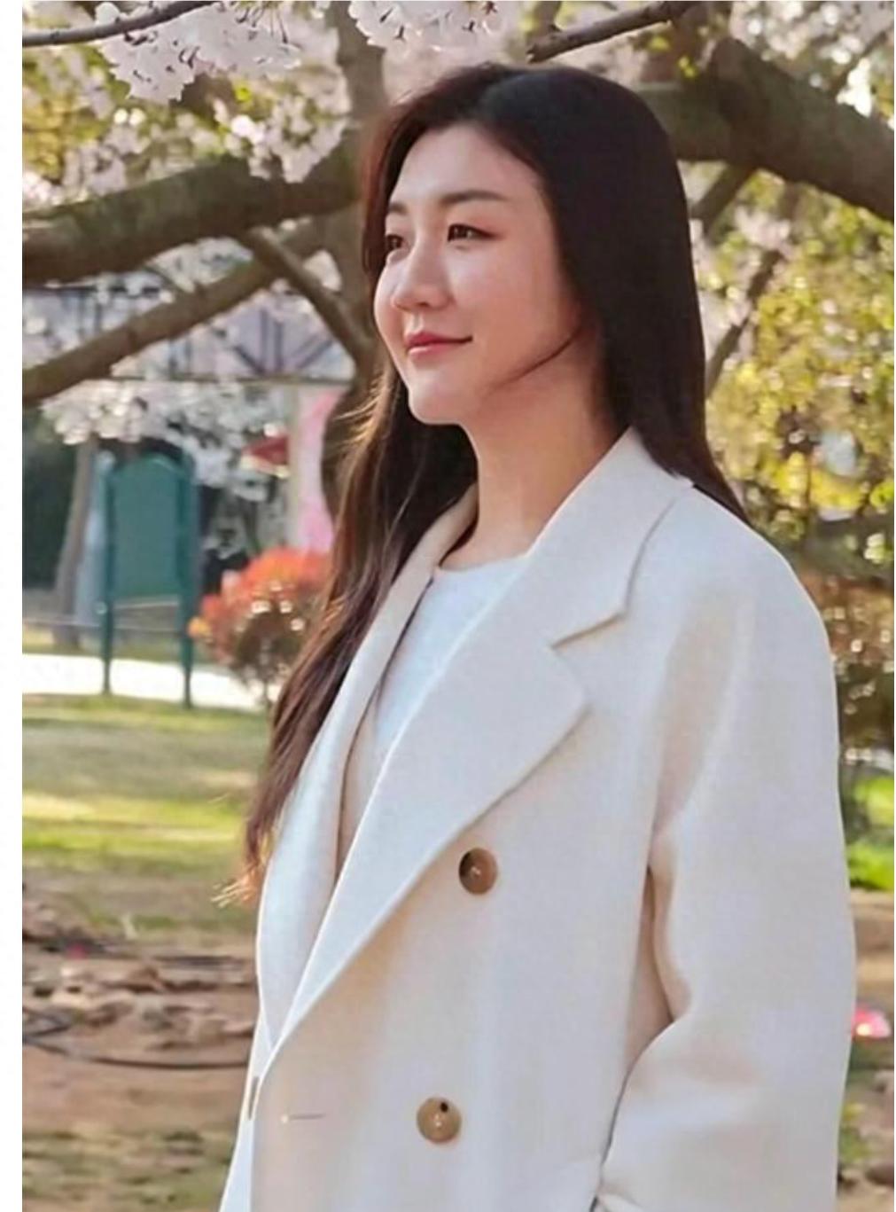 陈梦现身青岛中山公园樱花树下，穿长白色大衣，长发飘飘，好美！