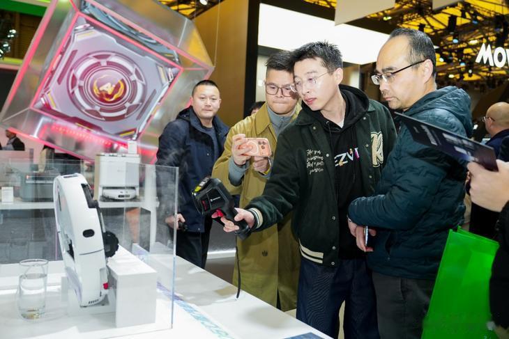 螢石發布Stella星辰系列AI蒸汽洗地機器人 直擊干濕垃圾、重度油污