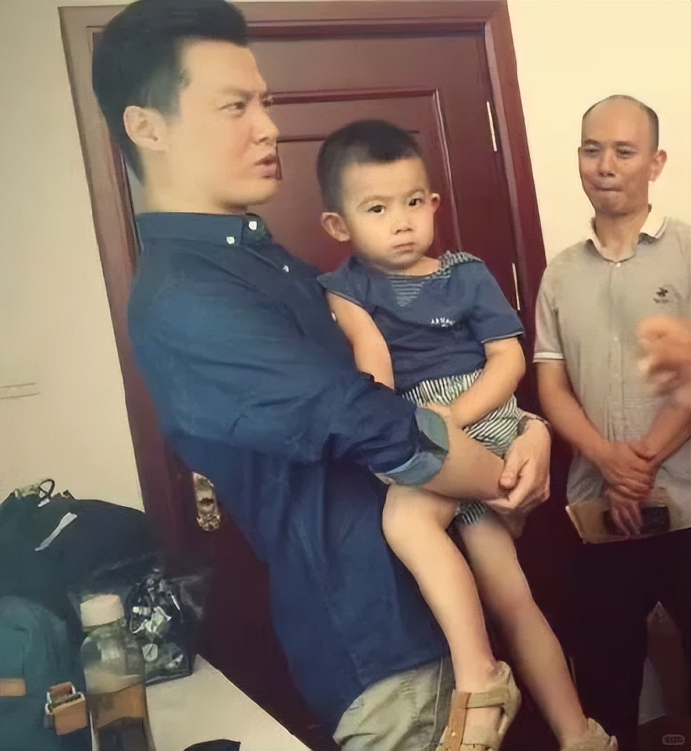 任鲁豫一家三口临沂被遇，妻子肤白貌美似明星，4岁儿子超像爸爸