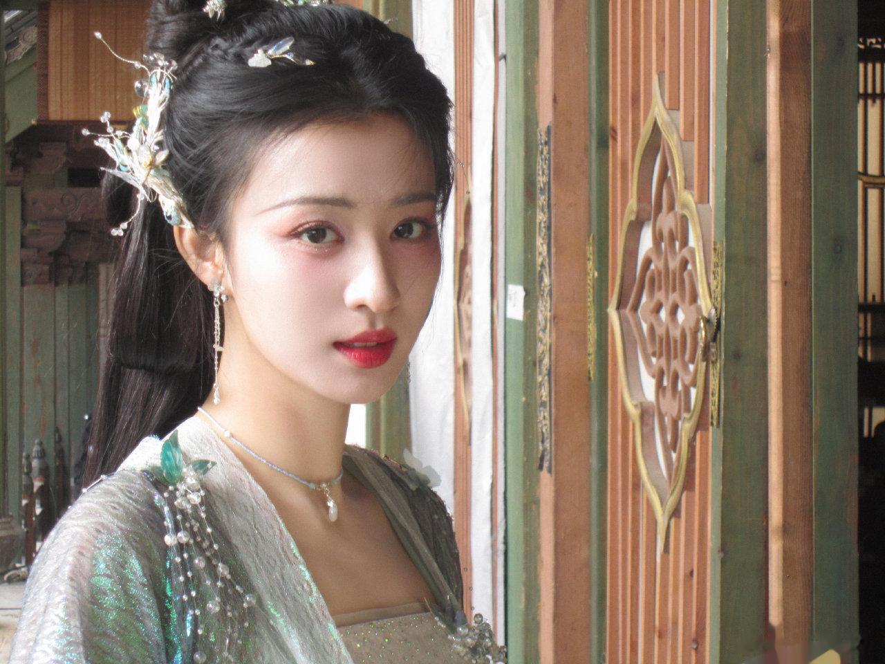 徐帆一家三口拍新春全家福!20岁女儿新造型超美似王楚然,好温馨