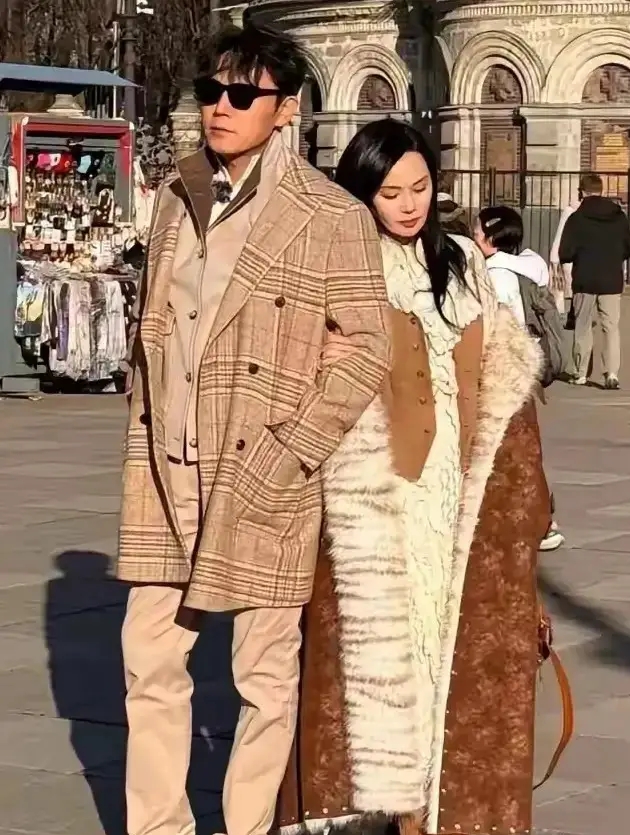 58岁伊能静和秦昊在俄罗斯，打扮时尚当街秀恩爱，小俩口很幸福