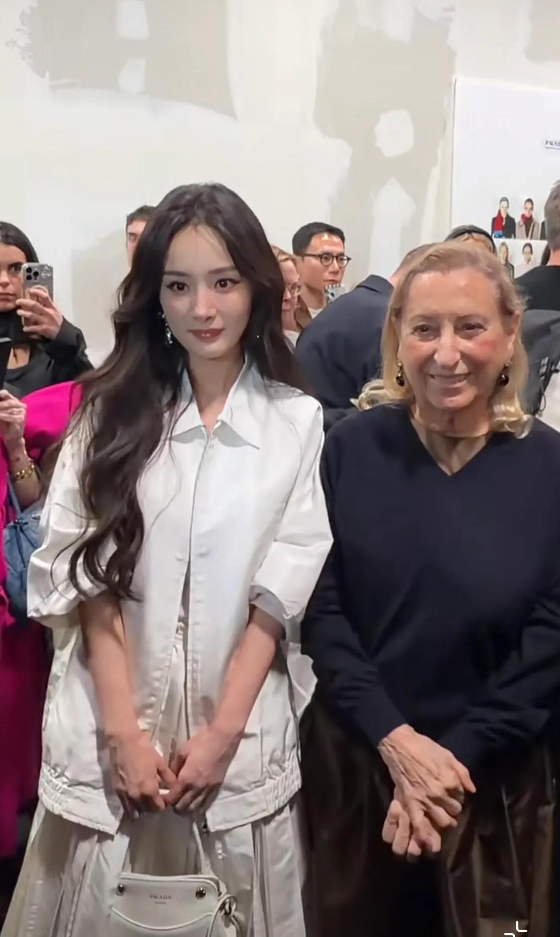 Prada这夜，谷爱凌空降秀场，她和杨幂牵手聊天，刘雯连换4个Look