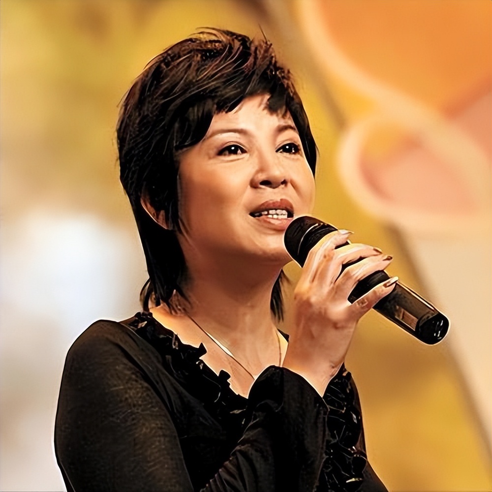 上海知名歌手46岁高龄生子，俩儿女颜值超高，60岁的她看着像40岁