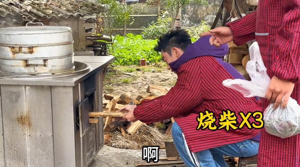 郑恺穿四川省服做饭!下乡为独居老人办杀猪宴,炒菜比老婆还能干