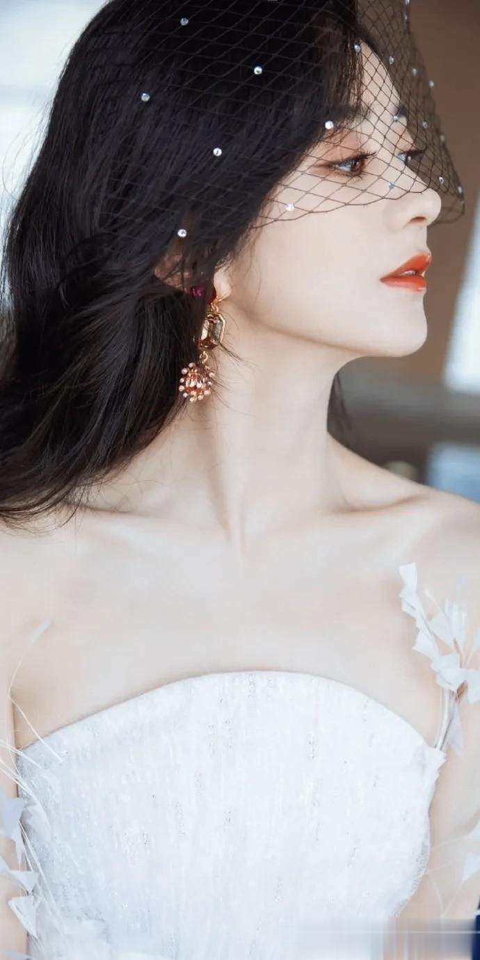 赵丽颖仙气飘飘抹胸裙，锁骨杀甜度爆表！这谁顶得住啊