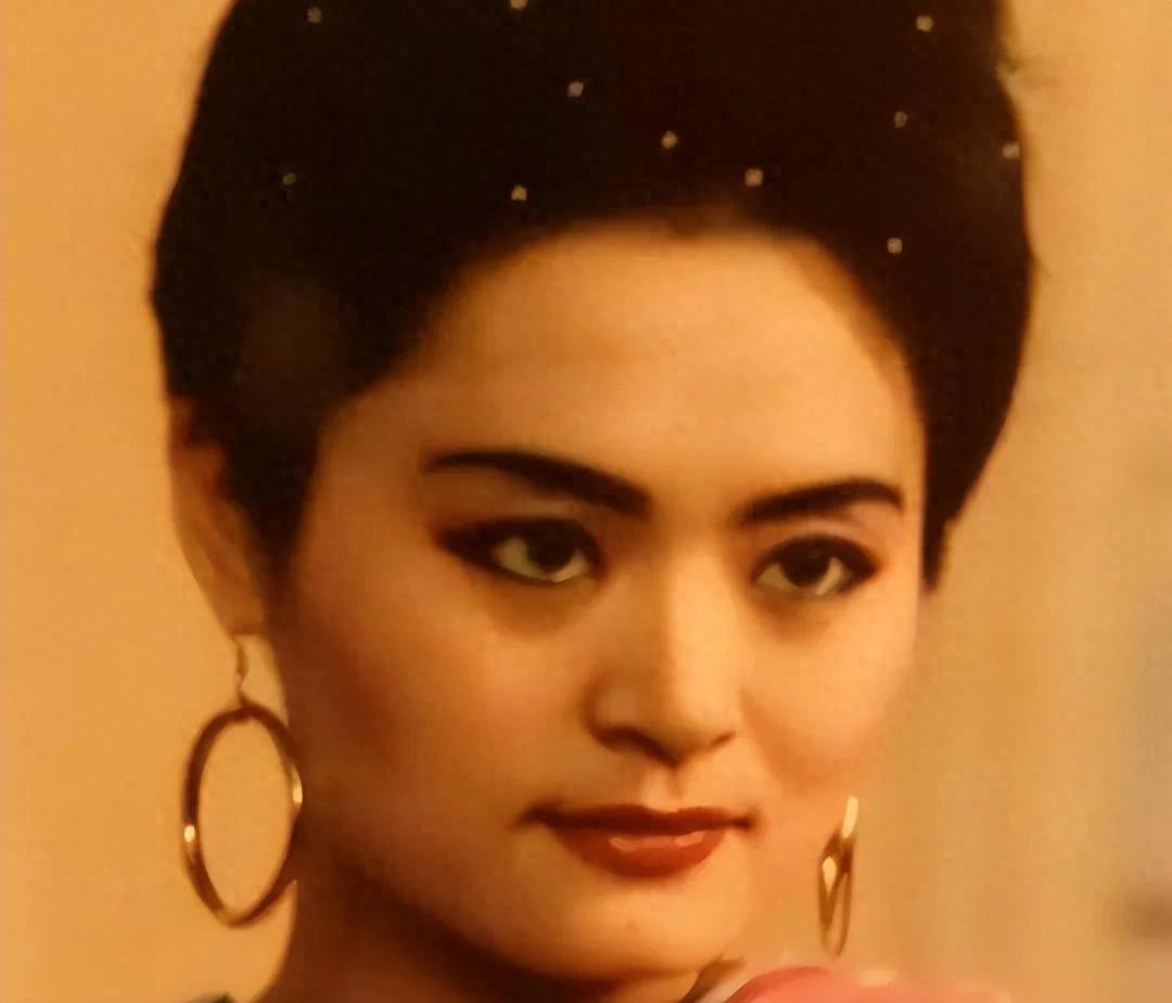 她是一代歌后,强过韦唯毛阿敏,因潜规则沦为保姆,如今直播演唱