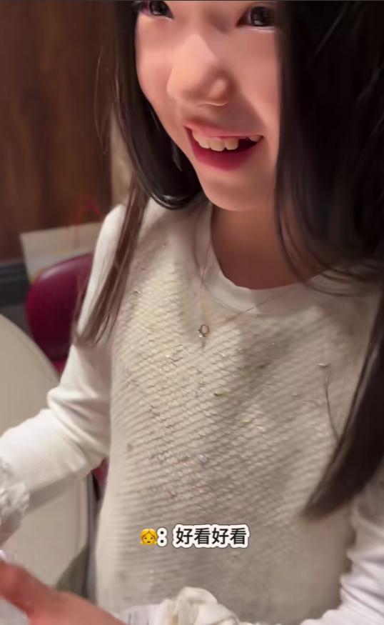 董璇带小酒窝剧组聚餐！周也送迪奥发圈翟潇闻送定制香水，好受宠