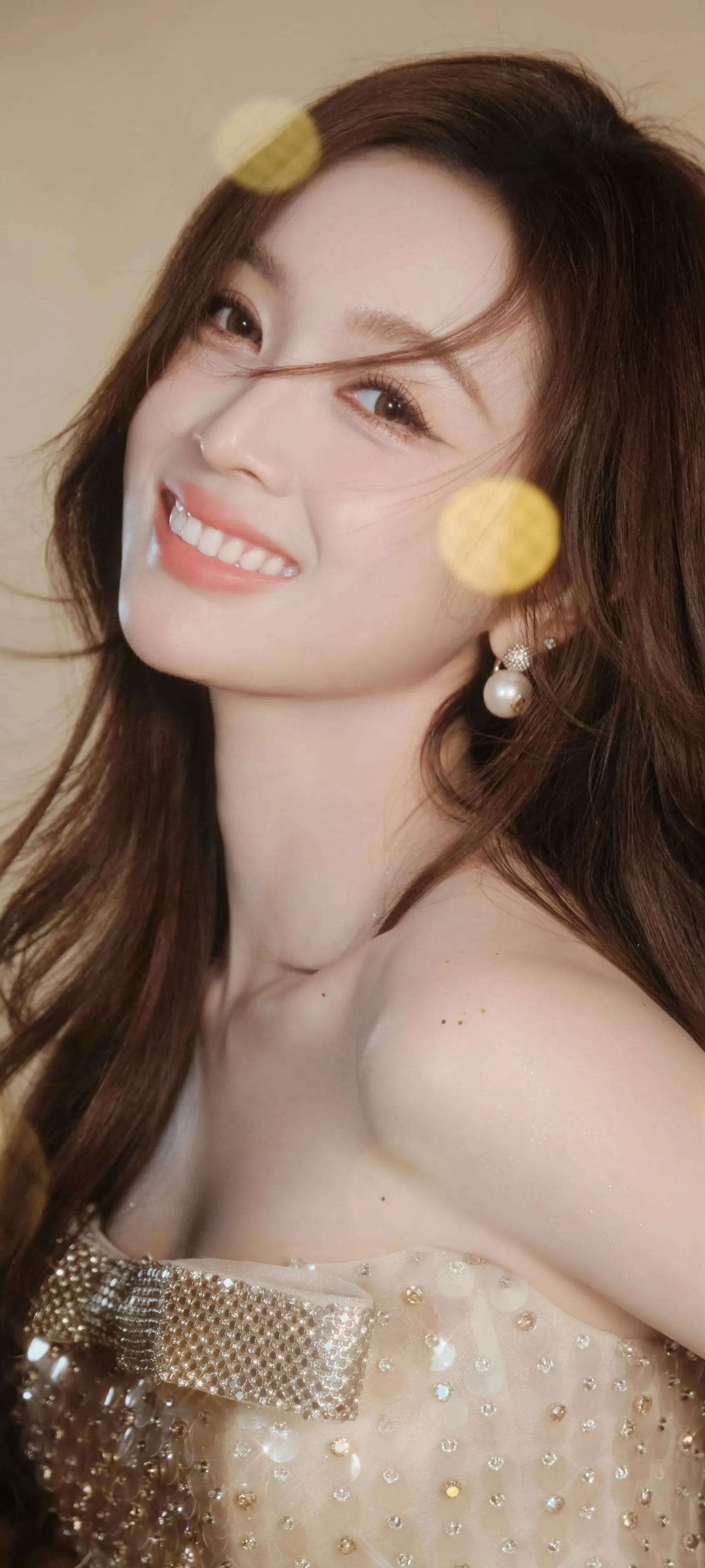 吴宣仪全屏壁纸，金色抹胸裙，裙摆亮片设计，吸睛