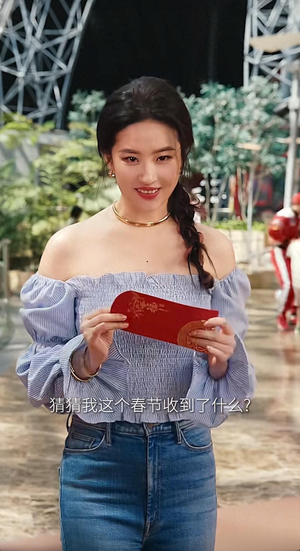 38岁刘亦菲最新穿搭：一字肩上衣+牛仔裤，尽显直角肩，嫩得像28