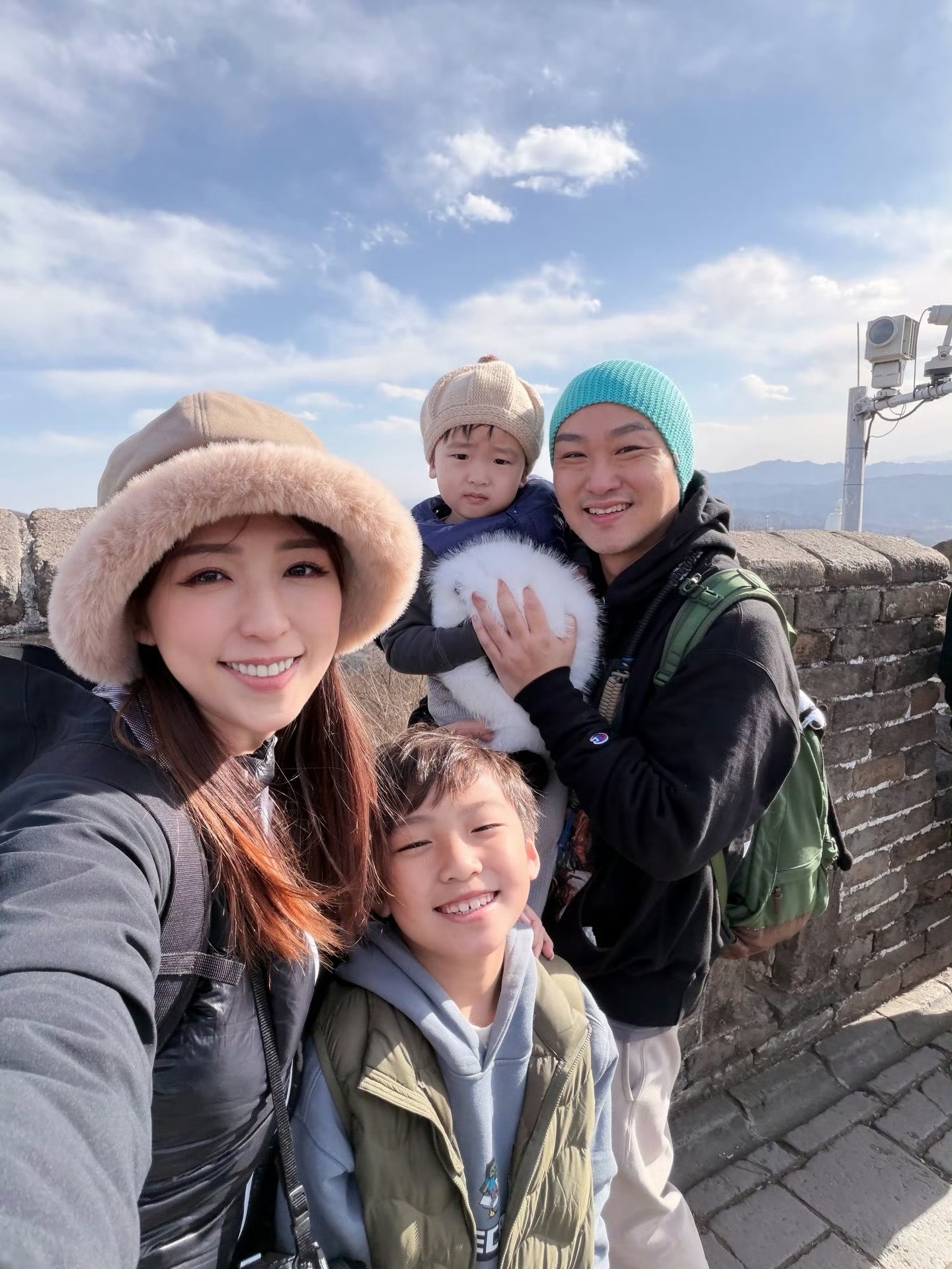 TVB前女星一家四口北京旅行！爬长城合影留念，生两子身材未走样