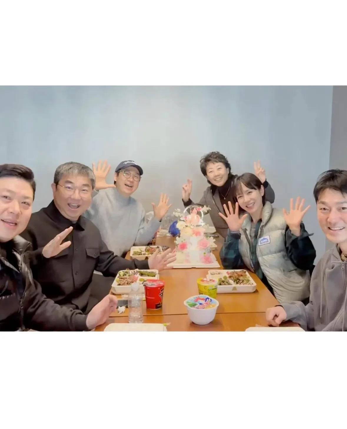 孙艺珍庆生穿宽松裙疑有喜?3岁儿子献唱逗乐全场,玄彬偷笑被拍