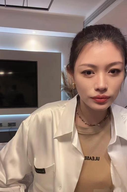 曝汪峰前妻被男友暴打!掌掴、砸酒瓶、当众羞辱,小7岁男友高壮