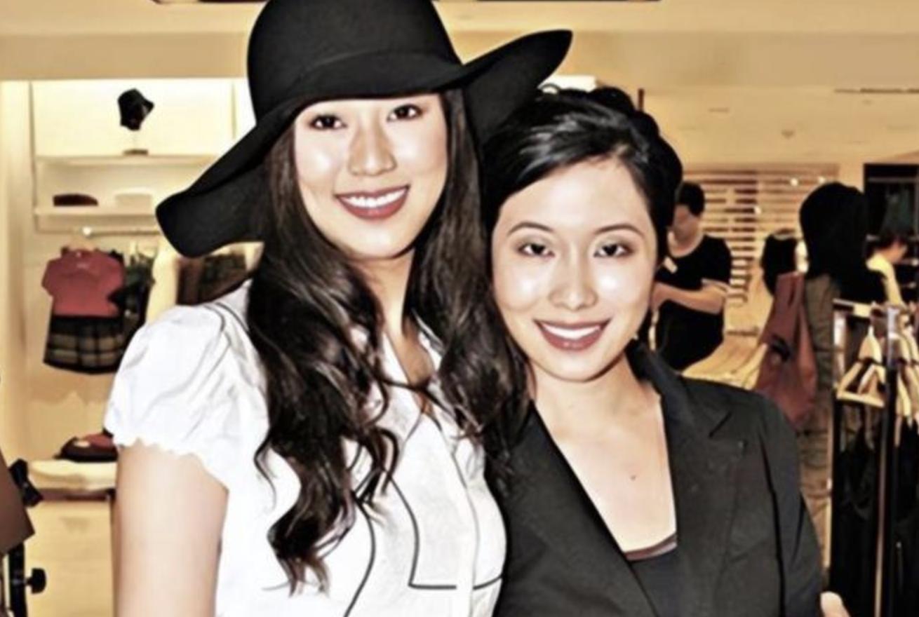 徐子淇办艺术展妹妹罕见现身，姐妹同场没合照，徐子欣低调不上镜