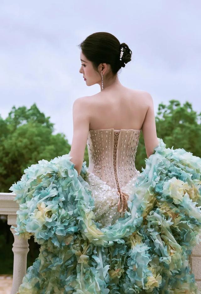 张碧晨|紧身胸衣式礼服妆容精致又大气